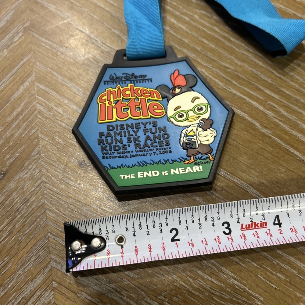 2006 Disney Chicken Little Family Fun Run 5K Kid's Race Medal - Picture 2 of 3